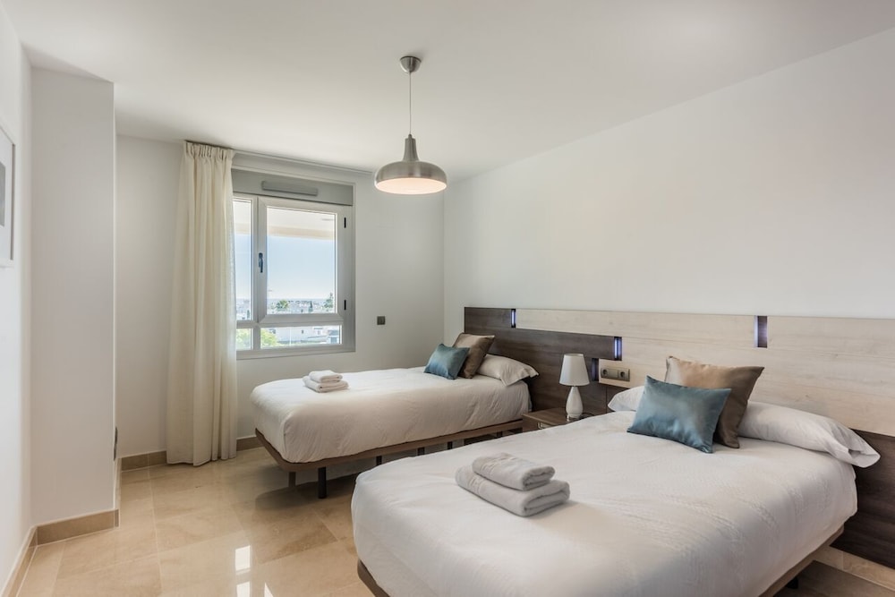3 Bedrooms, Deluxe, Apartment, 1 Queen and 4 Single Beds, Aqua Apartments Marbella 3/5