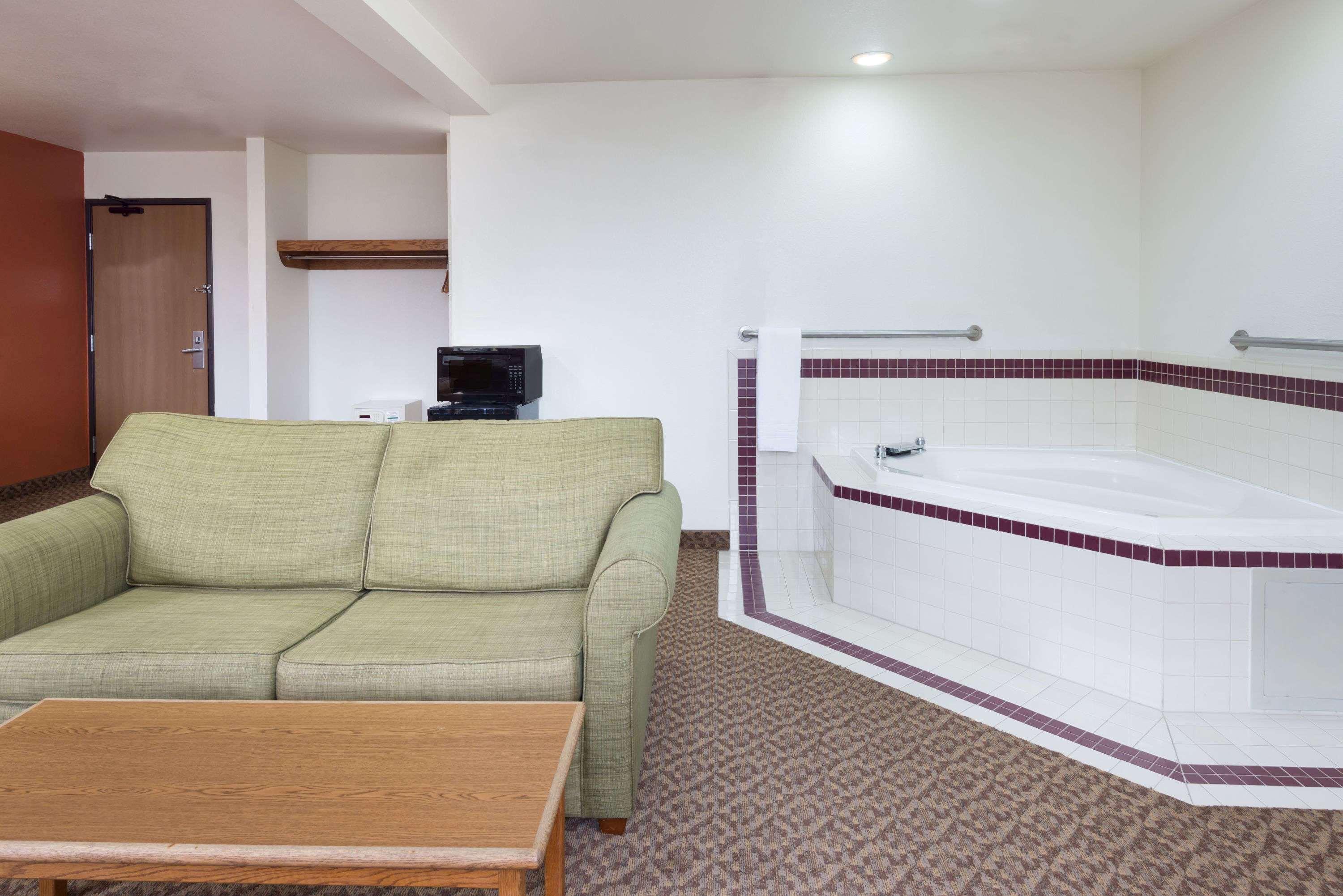 Super 8 By Wyndham Morgantown 3/16