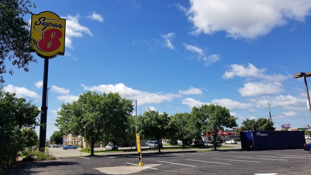 Super 8 By Wyndham St. Cloud 4/26