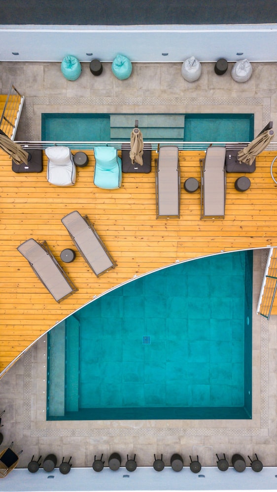 Deluxe Hotel Santorini 4/63