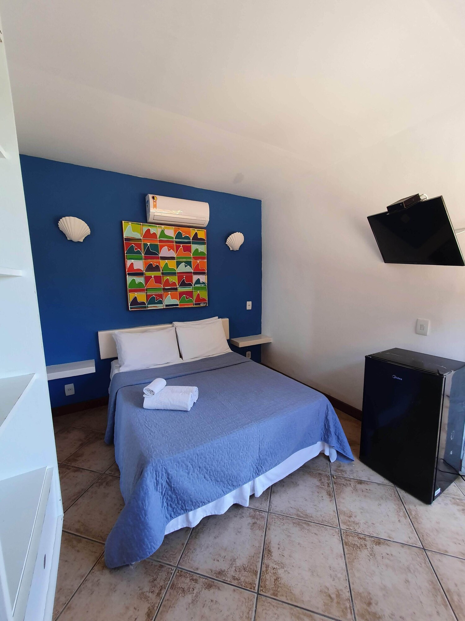 SUITE, DOUBLE BED, SIDE VIEW