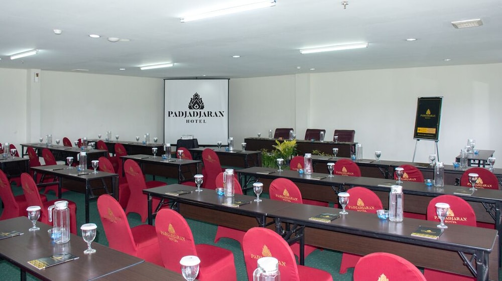 Padjadjaran Hotel 63/70