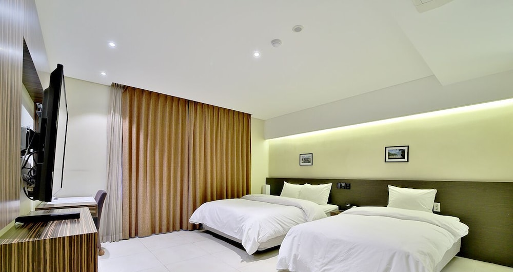 Golden Hotel 24/46
