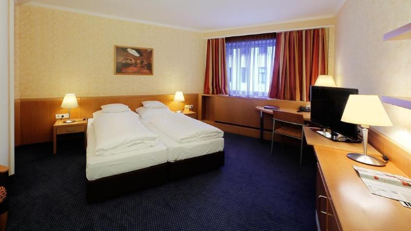TWIN/DOUBLE ROOM