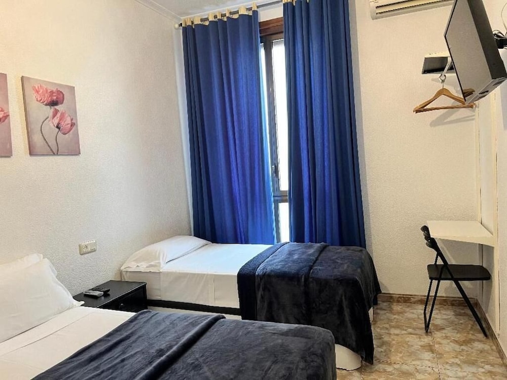 غرفة بسريرين منفصلين بحمام خاص، Hostal Palacios Fuencarral 10/10