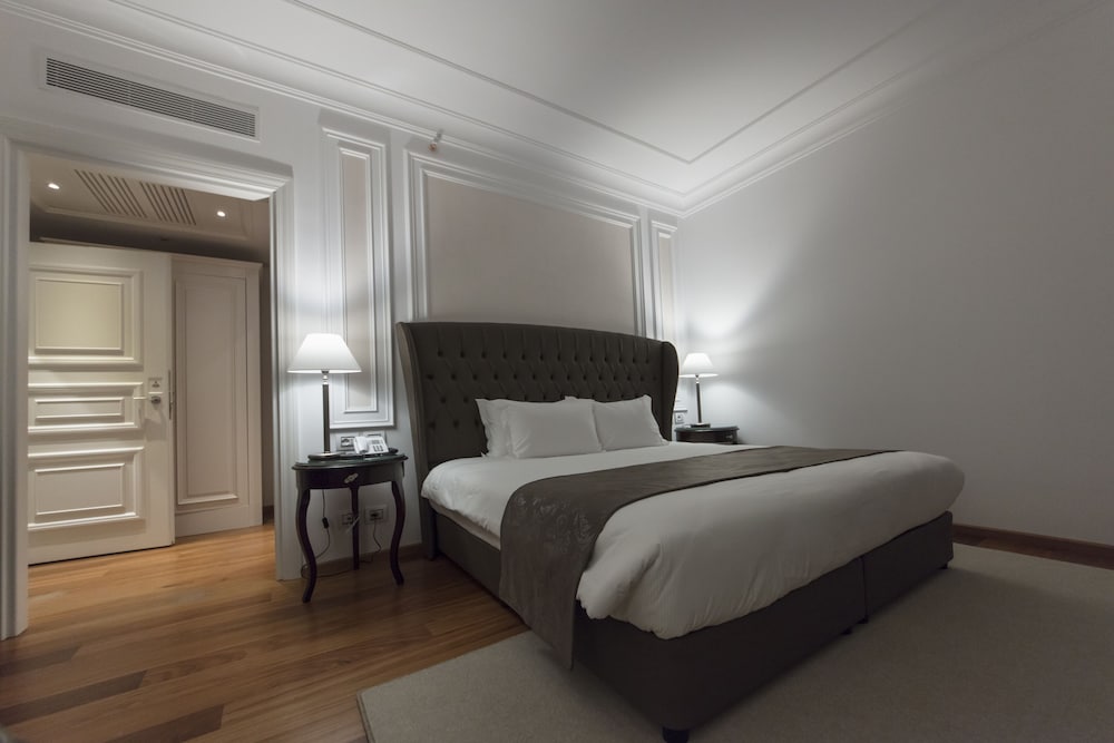 DELUXE, DOUBLE OR TWIN BED