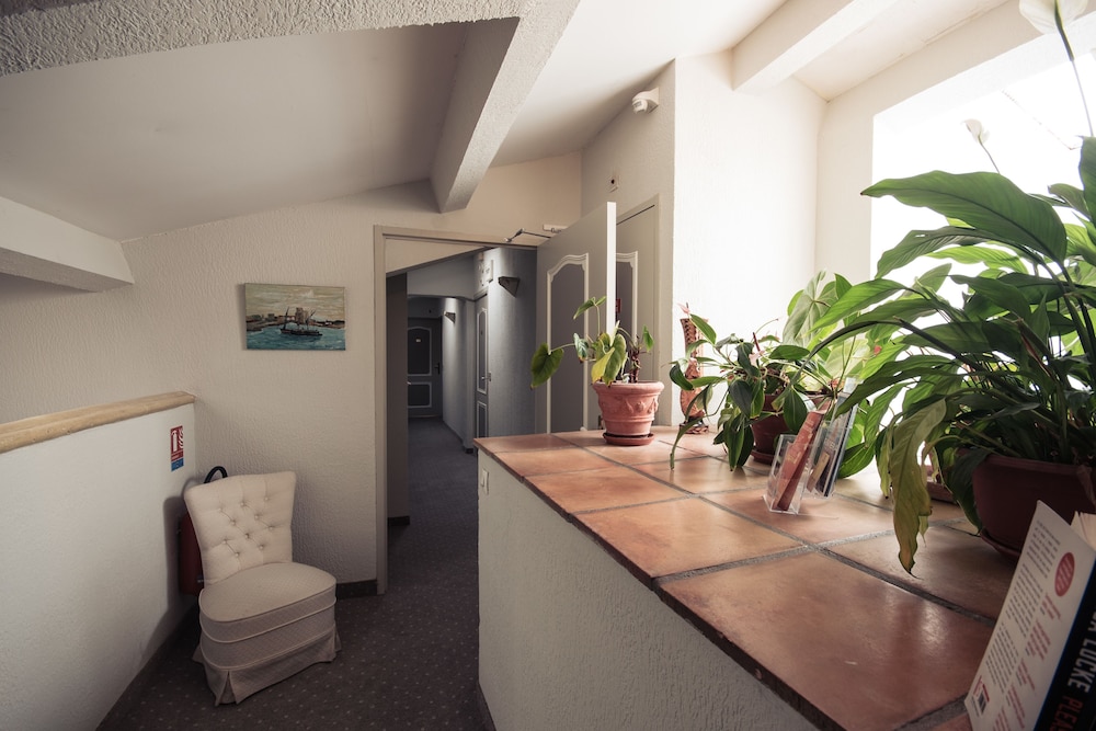 HOTEL LES ARMOIRIES 48/66