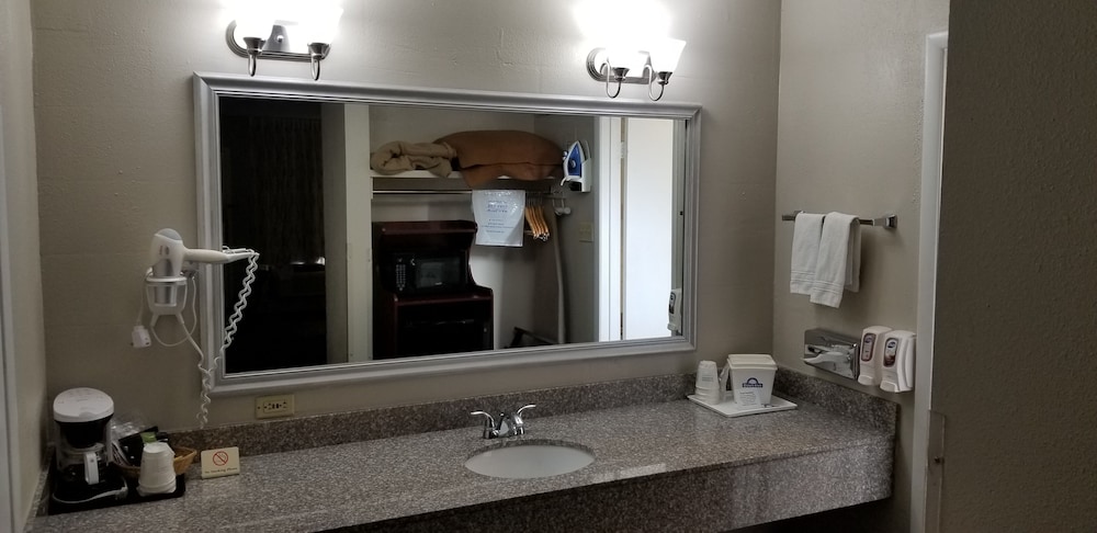 Days Inn & Suites by Wyndham Trinidad 40/41