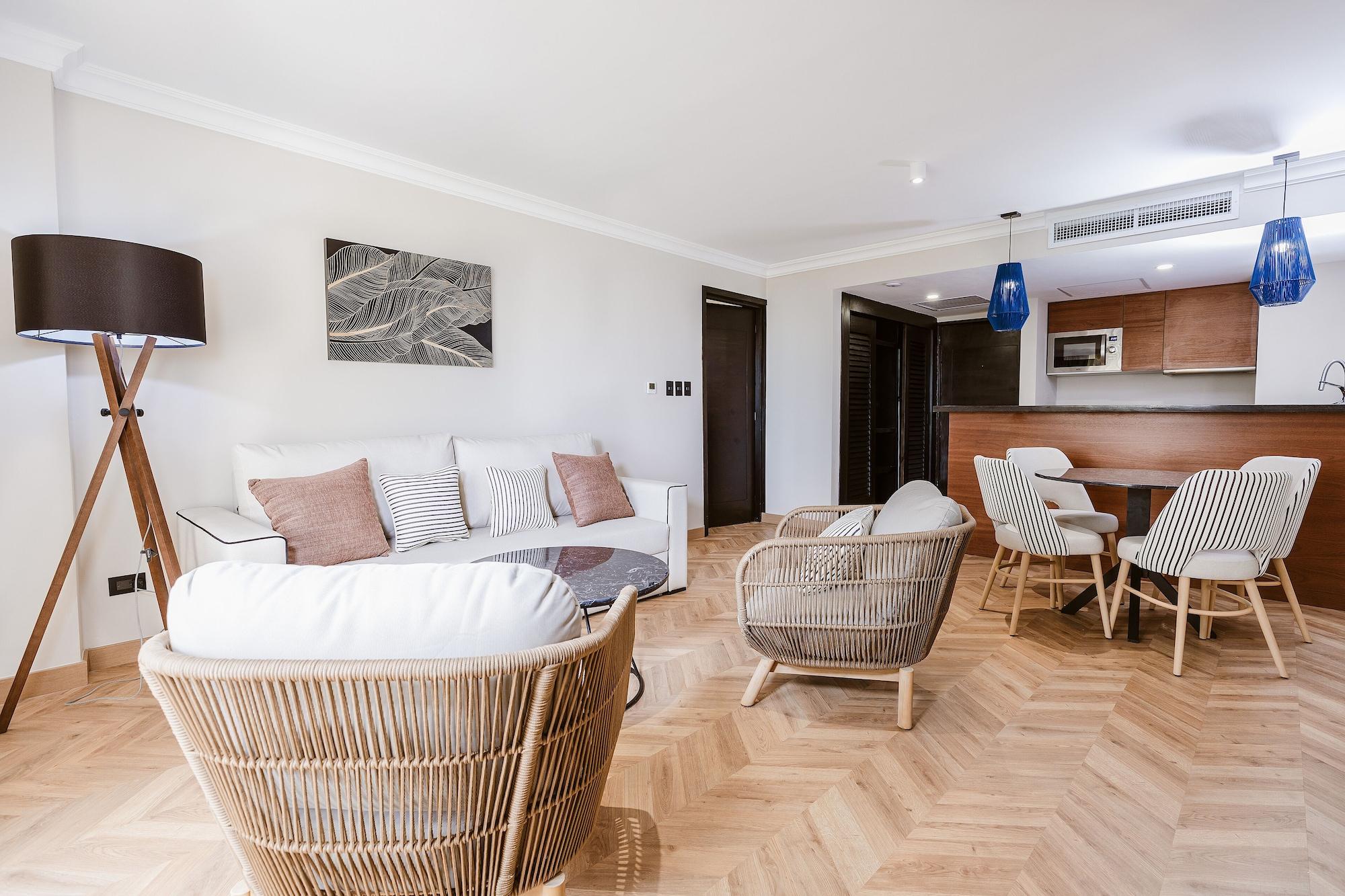 Master, Suite, Single, Pool View