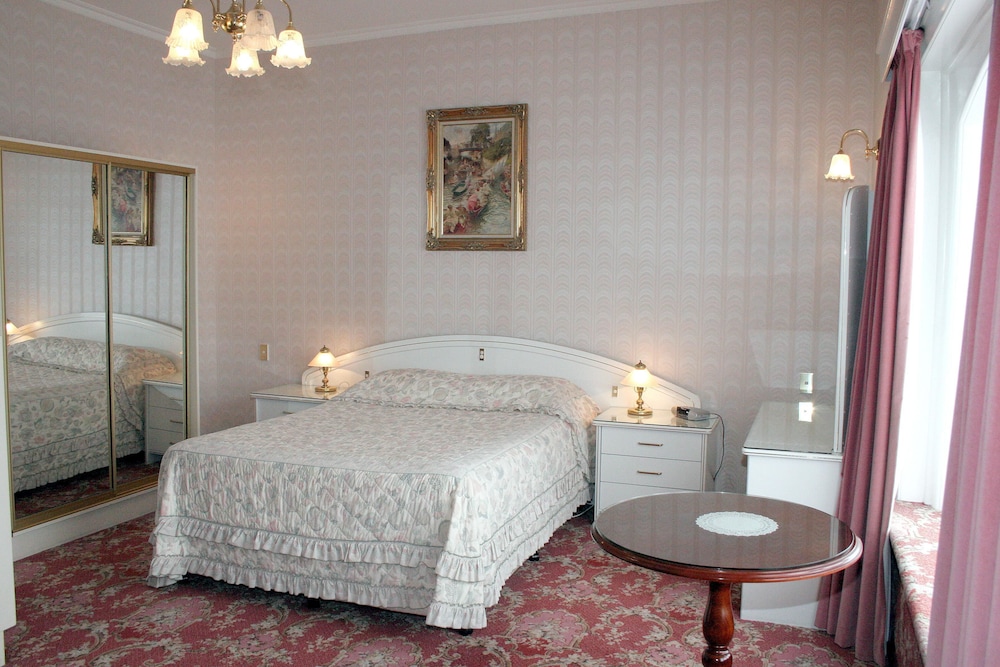 MOTEL MAYFAIR ON CAVELL 14/74