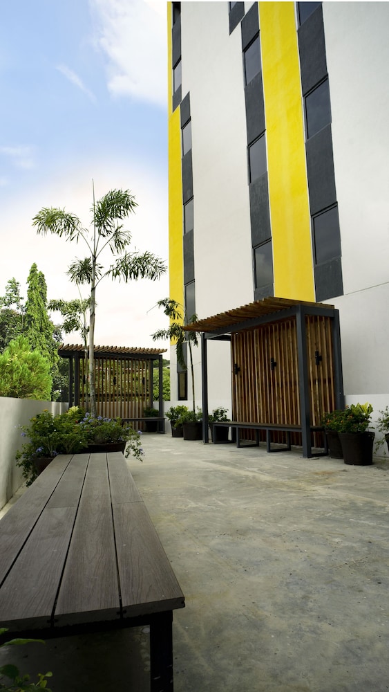 Yello Hotel 42/45