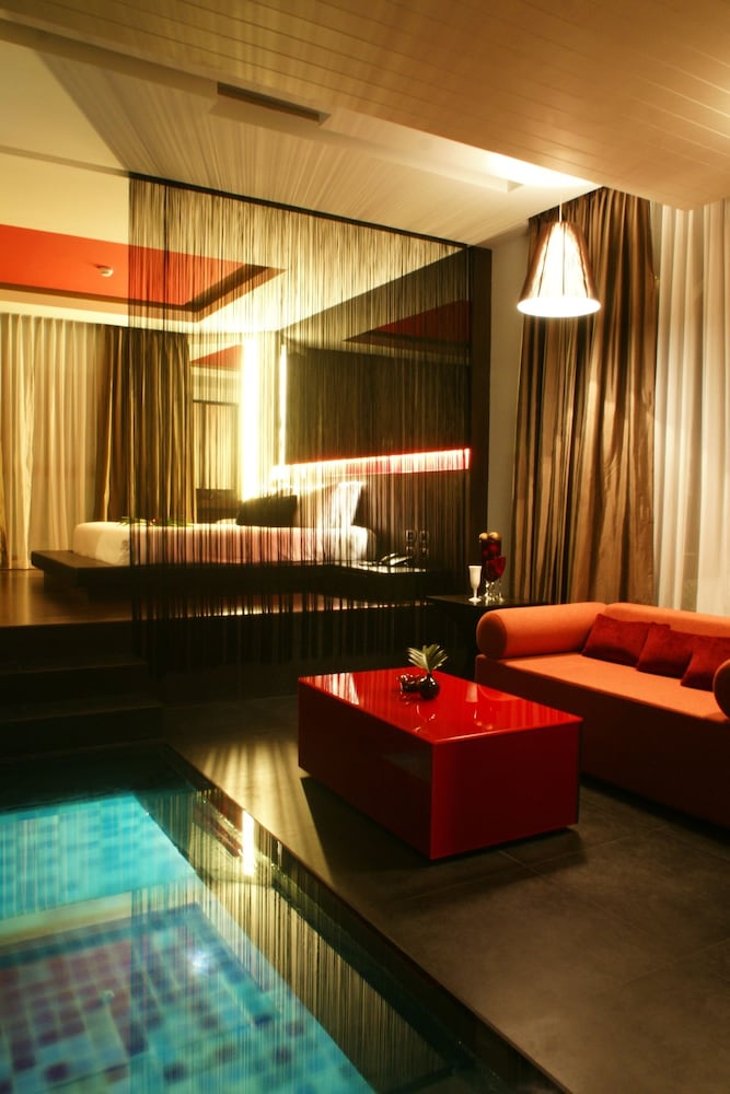 Z Through By the Zign Hotel 18/50