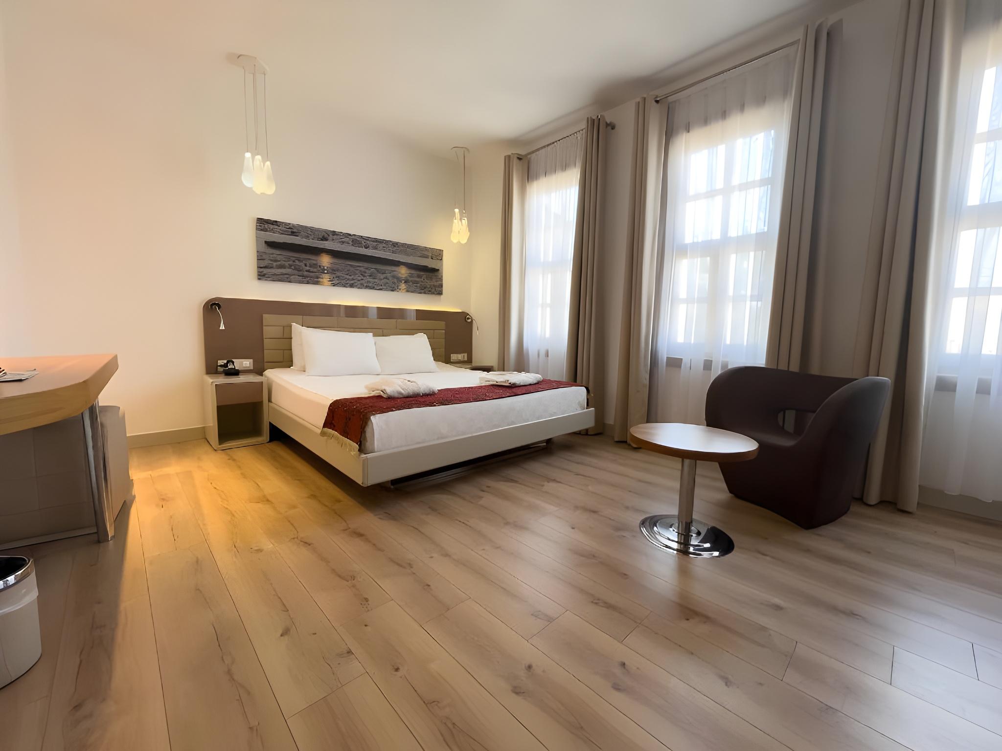 Deluxe, Single, 2 Double Beds