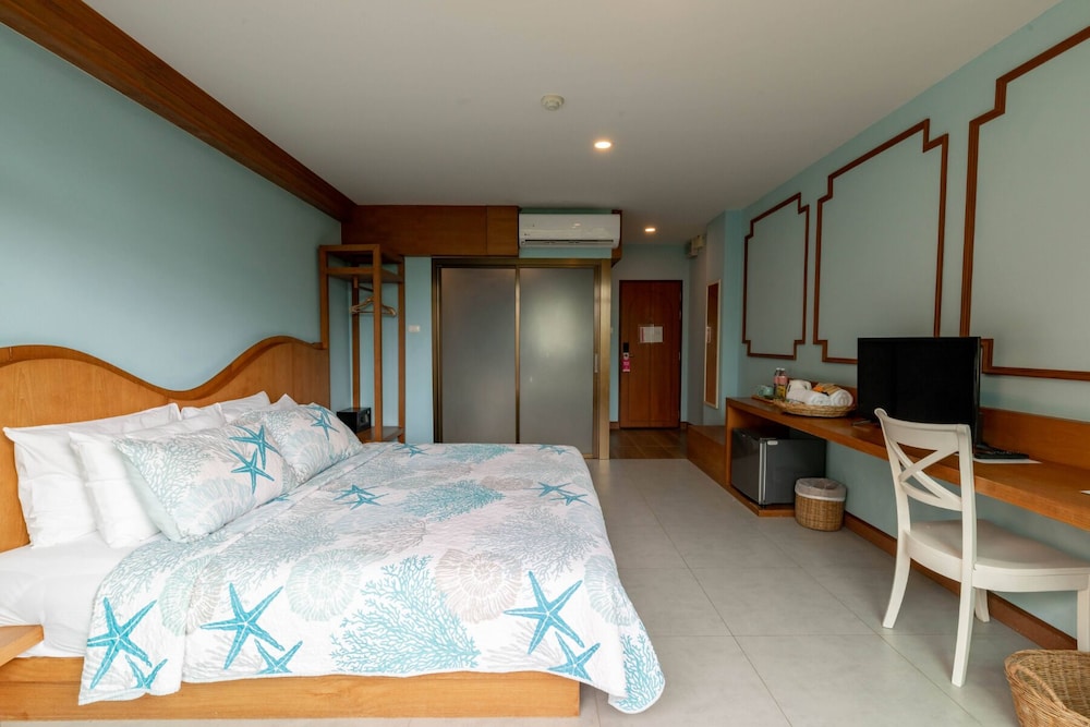 Premier, King Bed, Town View, with Pool، ROYAL PINEAPPLE HOTEL a welcome to wealth and good fortune 4/6
