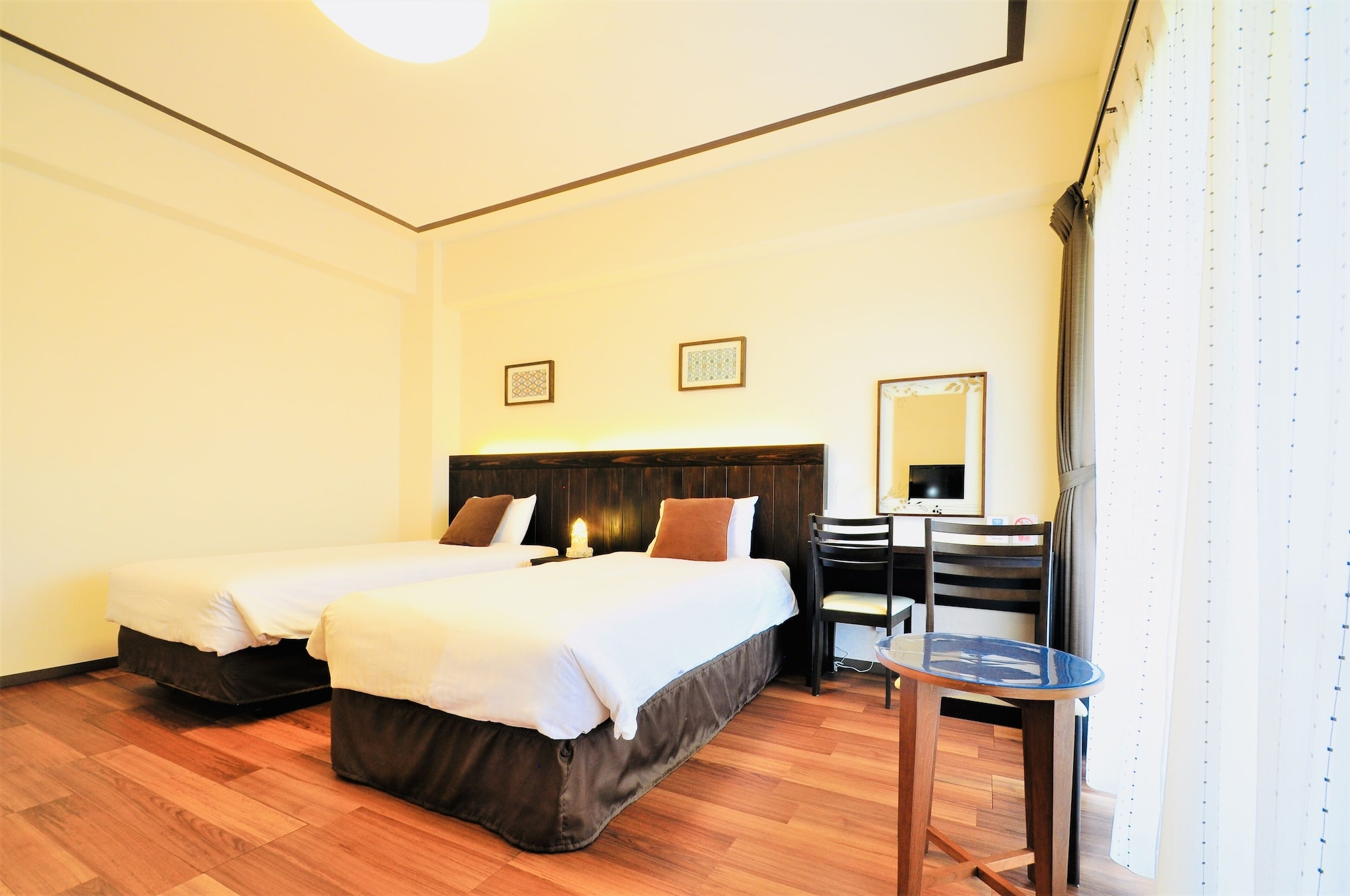 ROOM, TWIN BEDS
