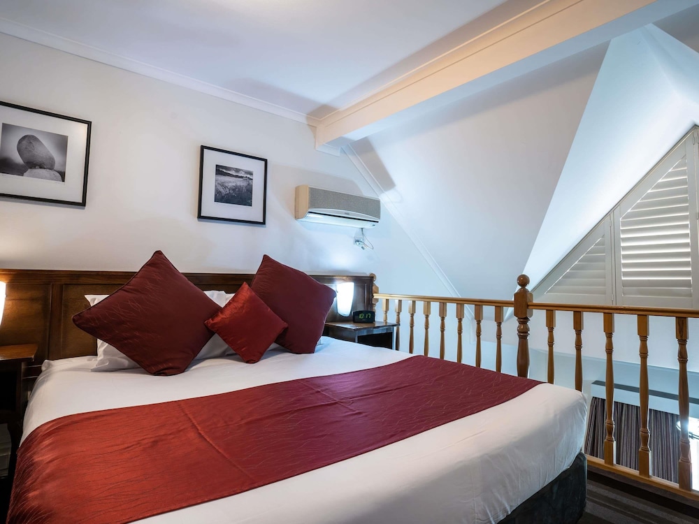 Mercure Canberra 10/41