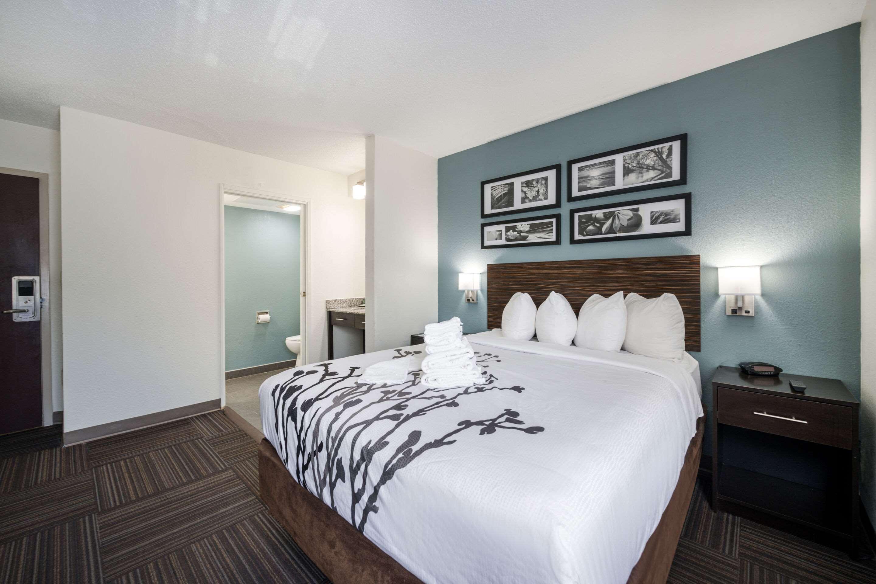 ROOM, QUEEN BED