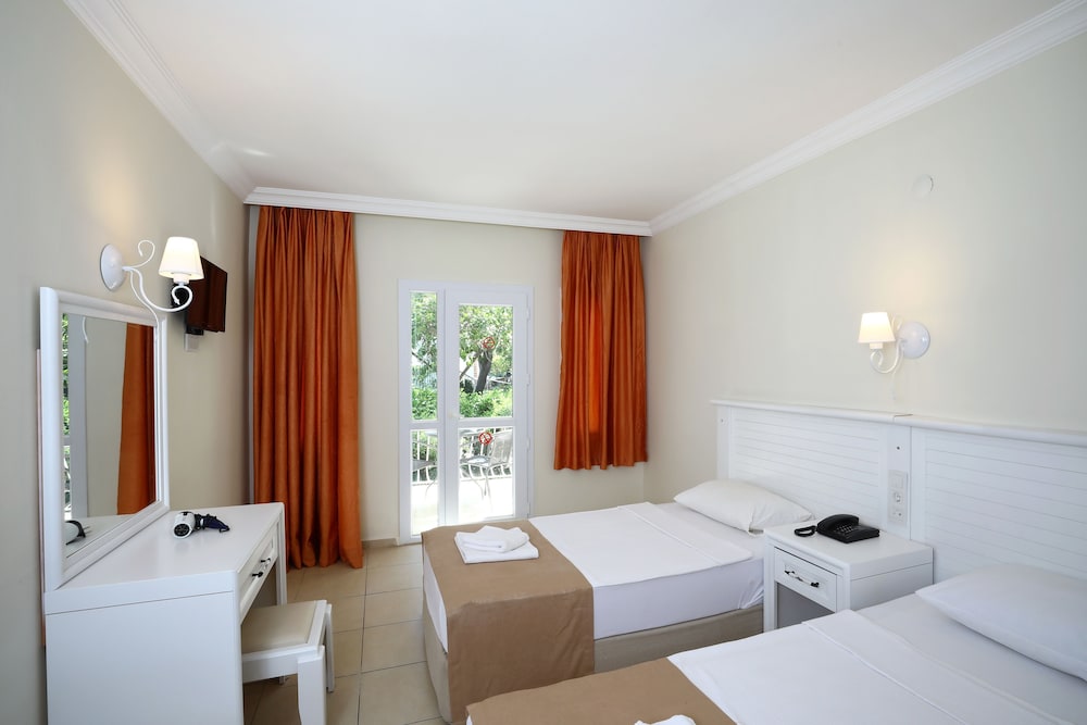 Summer Garden Suites And Beach Hotel 18/59