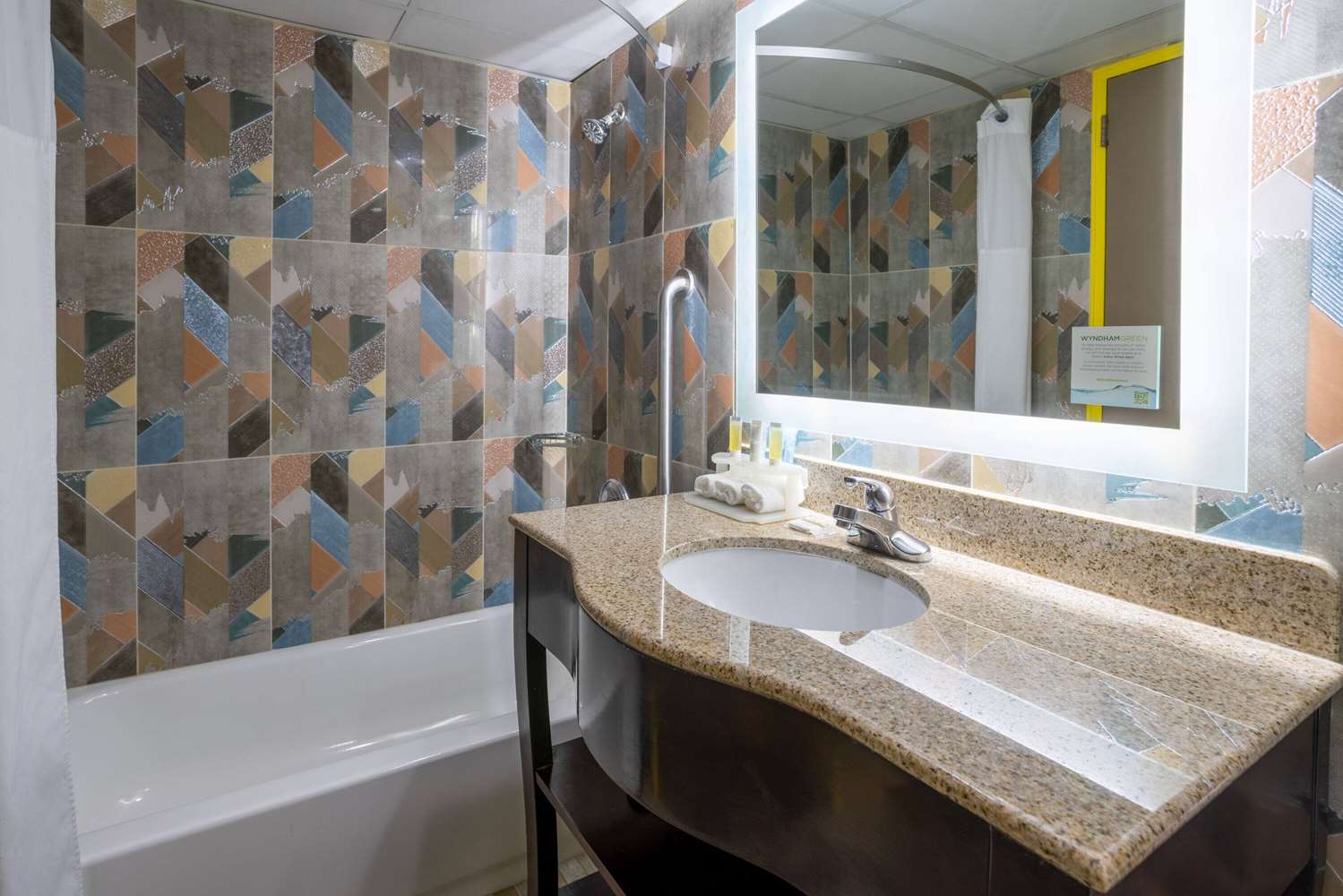 Days Hotel by Wyndham North Bergen /NYC 30/33