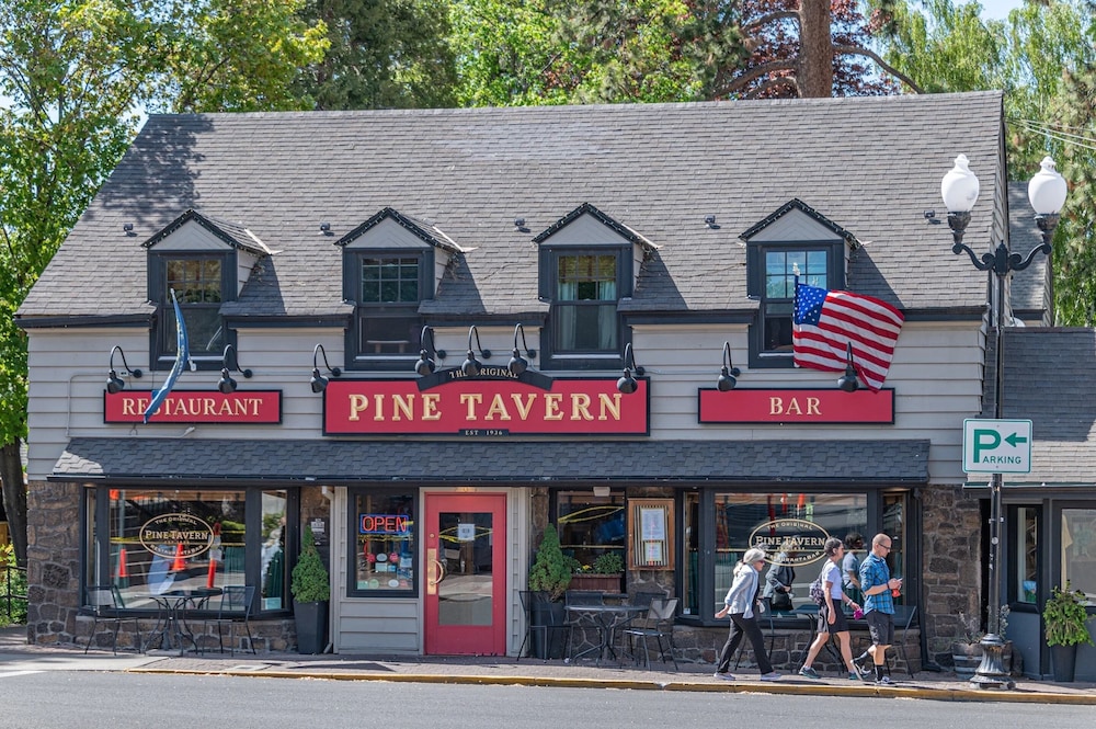 Bend Riverside Inn &amp; Suites 3/51