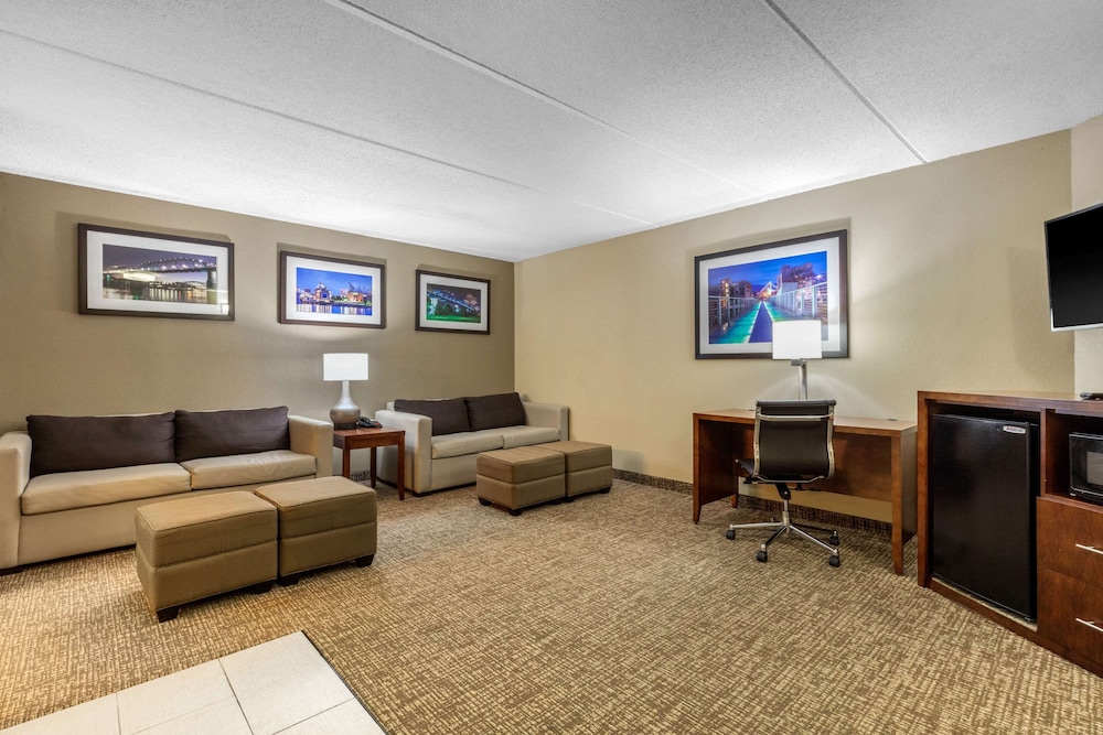 Comfort Inn & Suites Hamilton Place 25/39