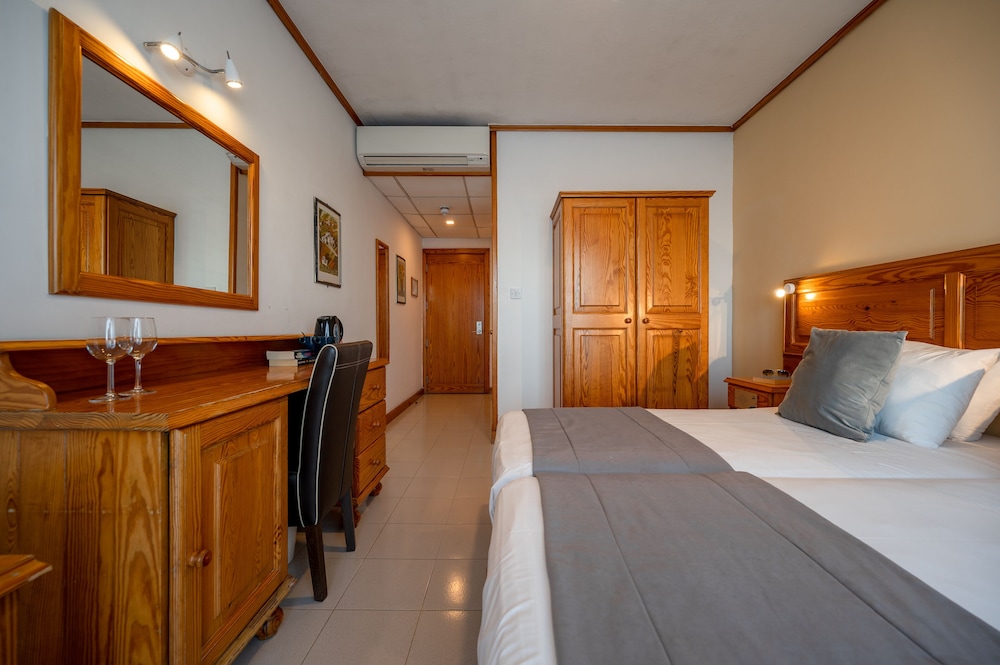 غرفة قياسية بسريرين منفصلين بإطلالة على المدينة، Gillieru Harbour 6/10