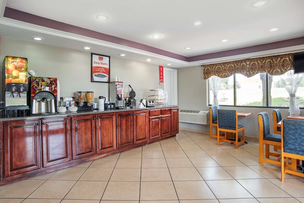 Econo Lodge Inn & Suites Evergreen 2/24