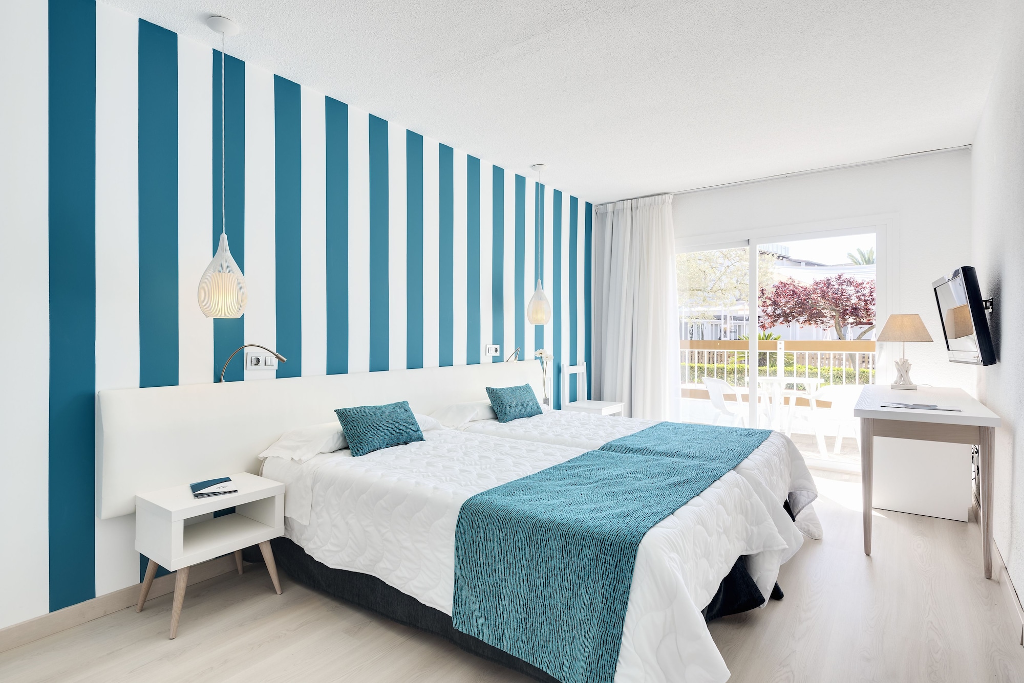 ROOM, DOUBLE BED