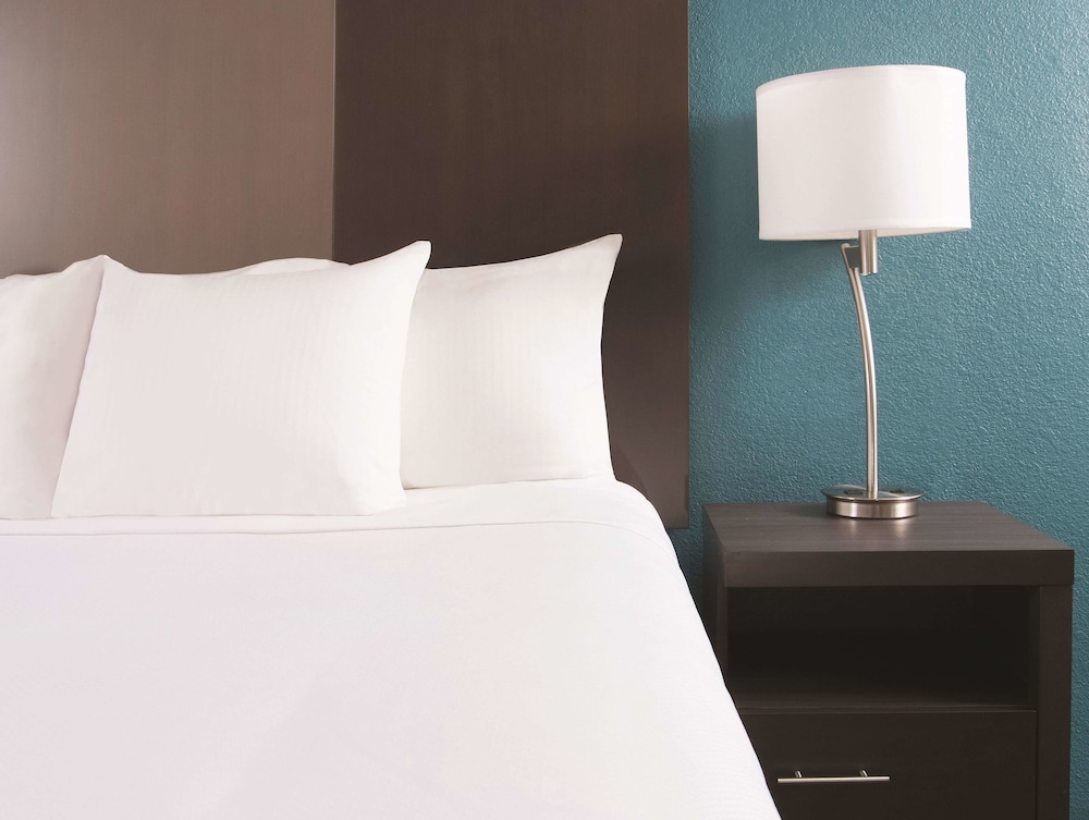 La Quinta Inn & Suites by Wyndham Atlanta Airport North 27/60