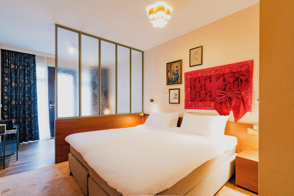 DELUXE, DOUBLE BED