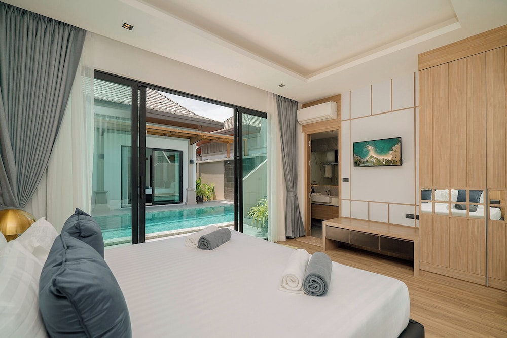 4 Bedrooms, Pool, Central, Deluxe, Villa, 4 King Beds، Rawai Vip Villas Kids Park And Spa 4/7