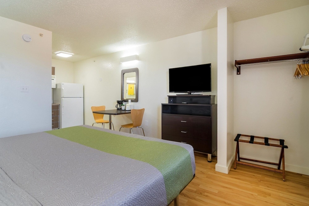 DELUXE, SUITE, KING BED, KITCHENETTE