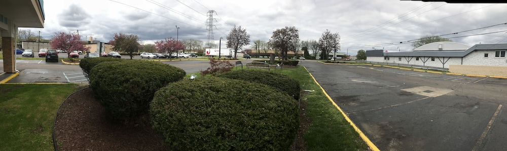 Days Inn By Wyndham Livonia - Detroit 56/59