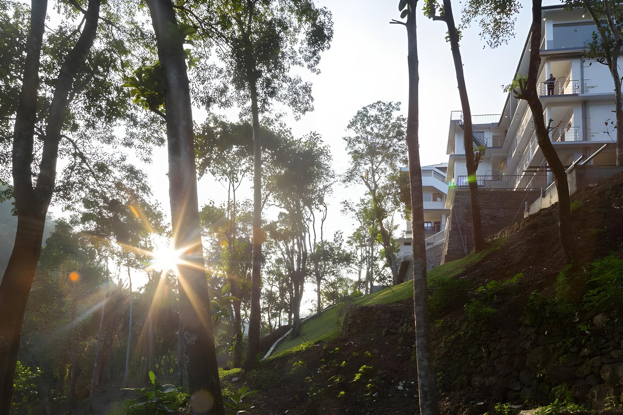 Hostess Thekkady 18/24