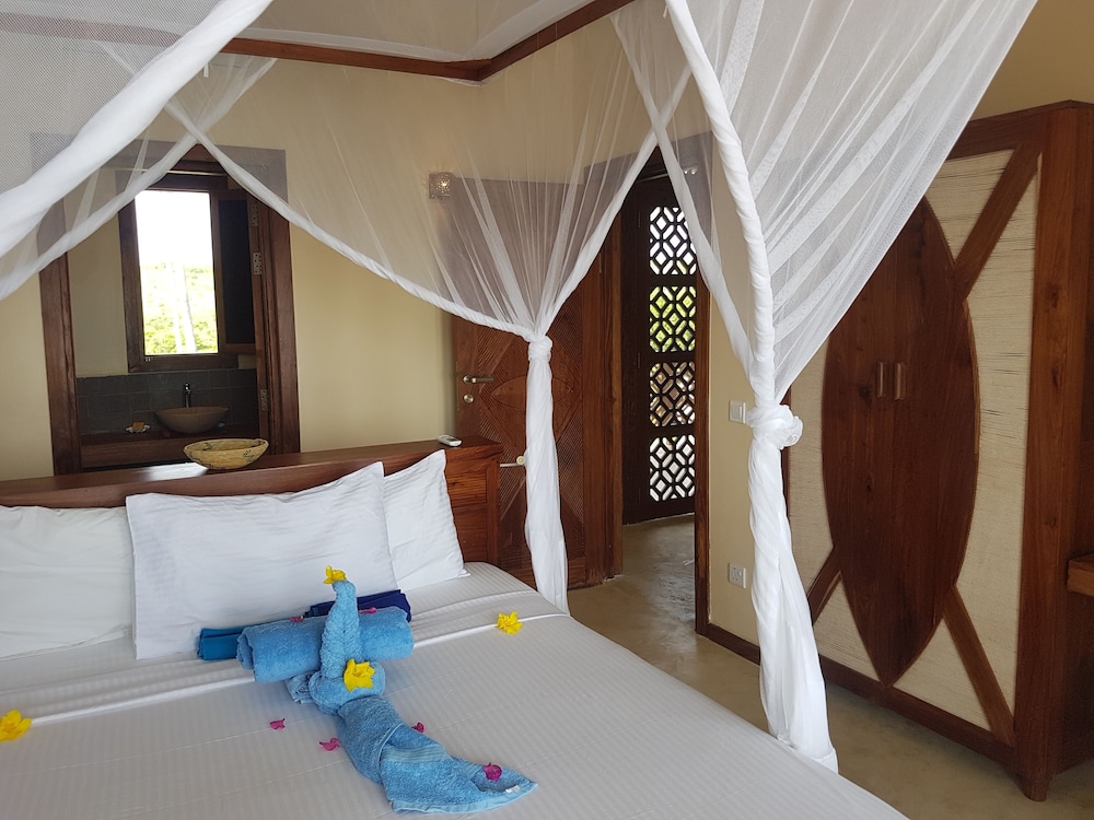 4 BEDROOMS, LUXURY, VILLA, BEACH FRONT, OCEAN VIEW