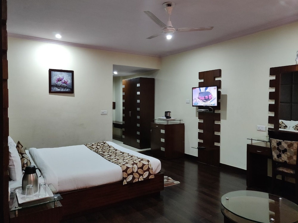Hotel Ck International 50/50