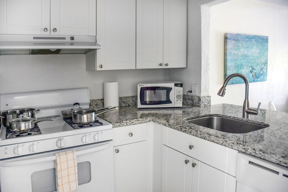 Coral Reef Suites 18/75