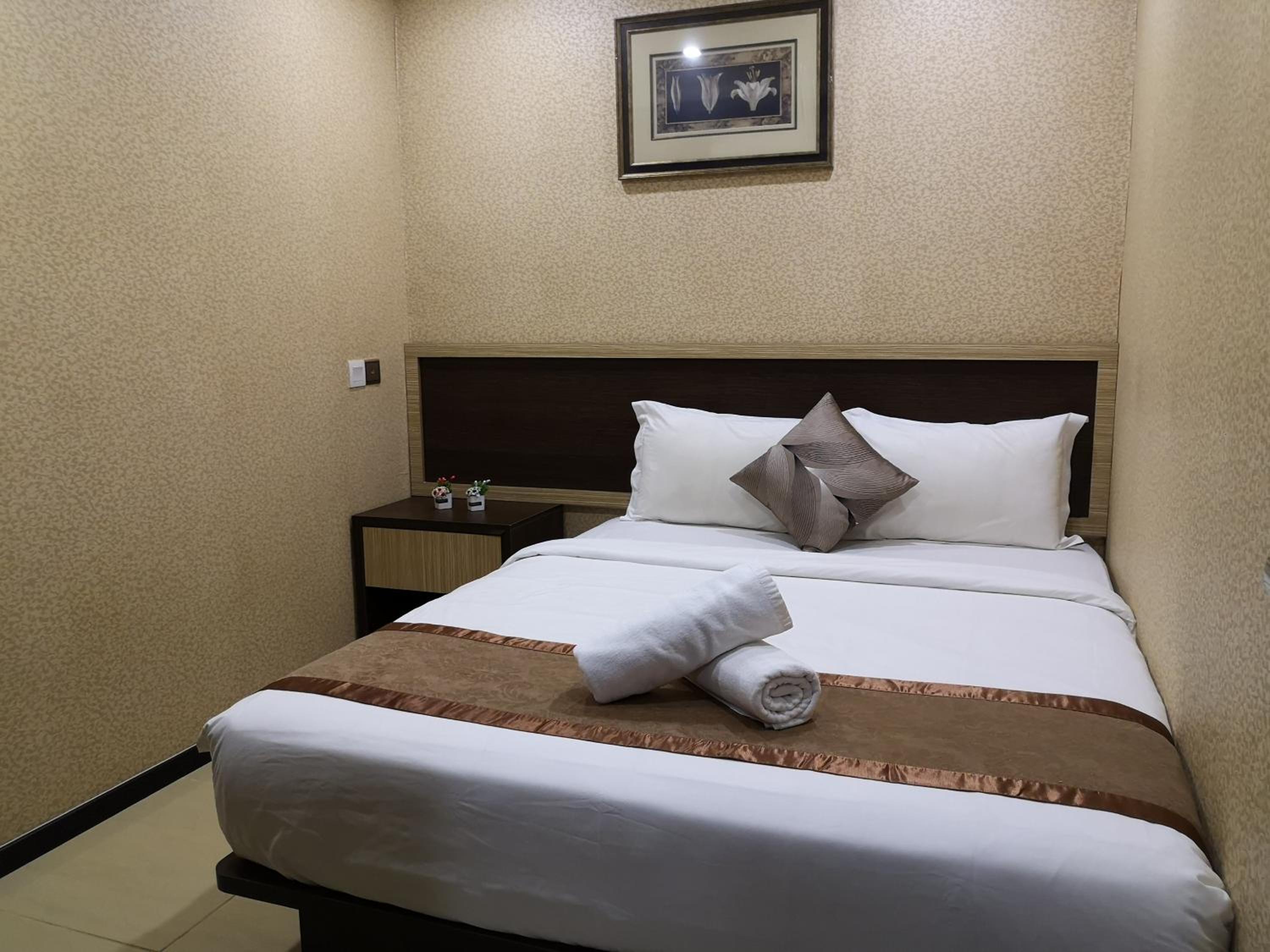 Standard, Queen Bed