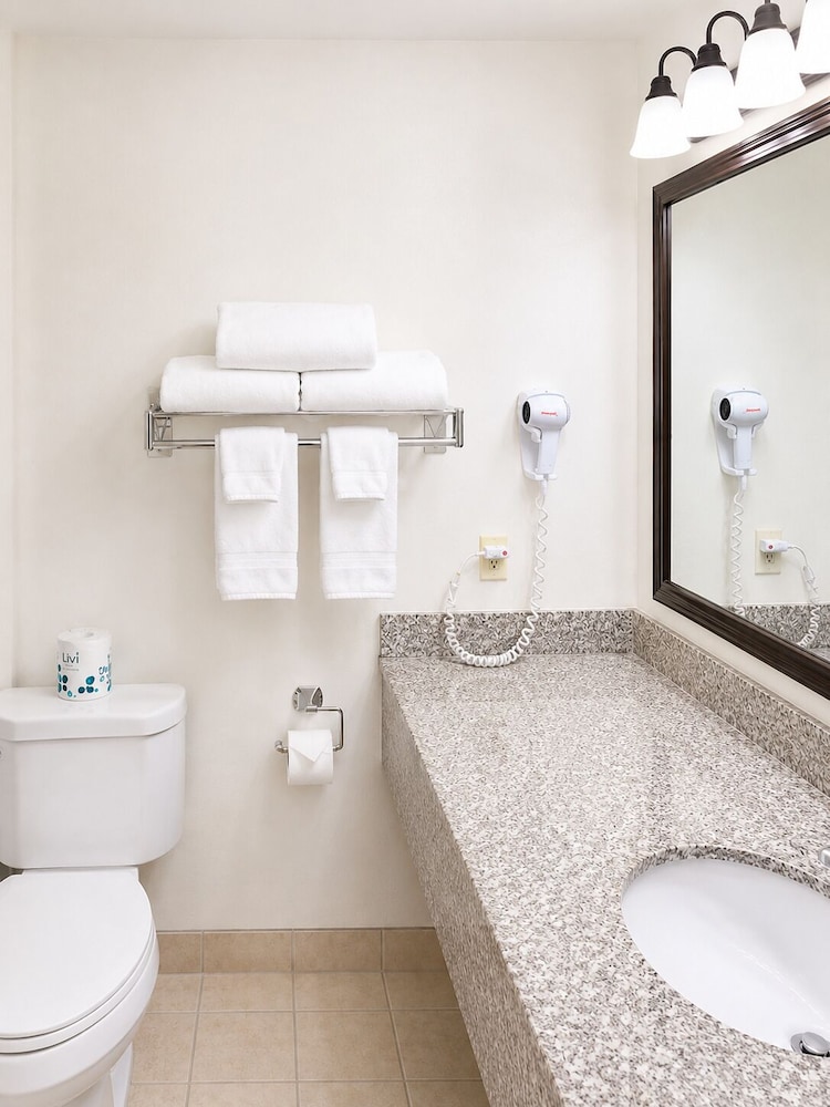 Room, 2 Queen Beds, Kitchenette, Days Inn by Wyndham Lake Point 4/7