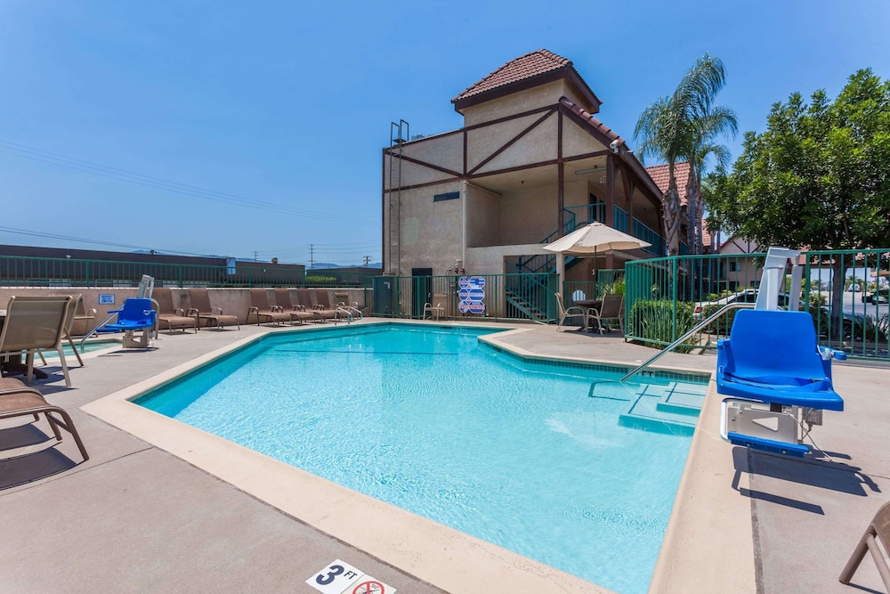 Howard Johnson by Wyndham Norco 3/20