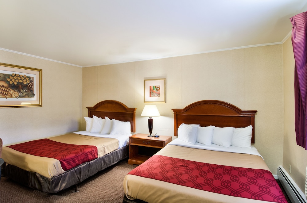 Econo Lodge Inn and Suites Northborough MA 8/22