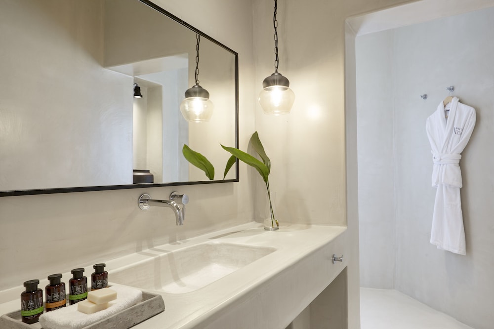 White And Co. La Torre Suites 46/50