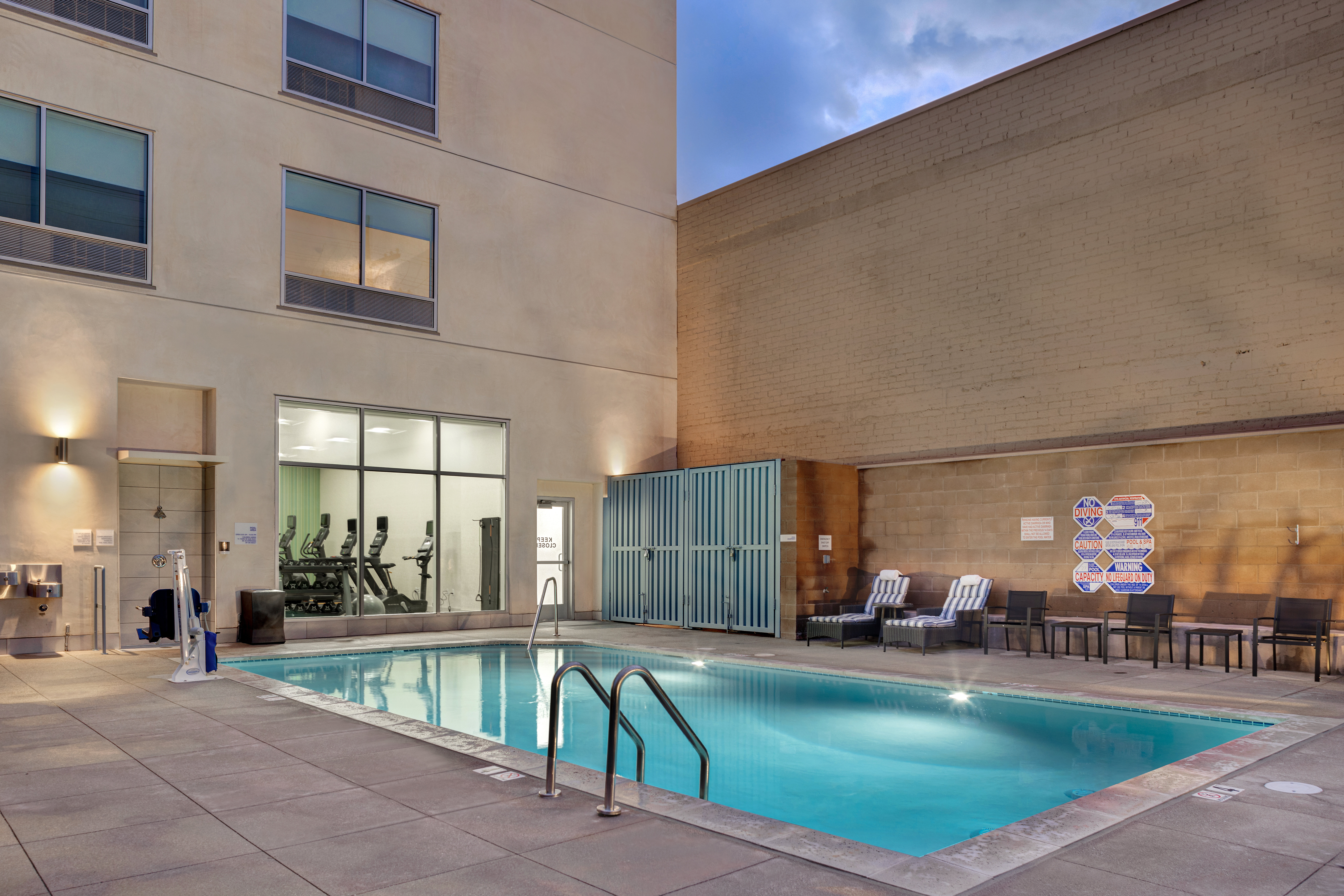 Holiday Inn Express and Suites Glendale Downtown 21/44