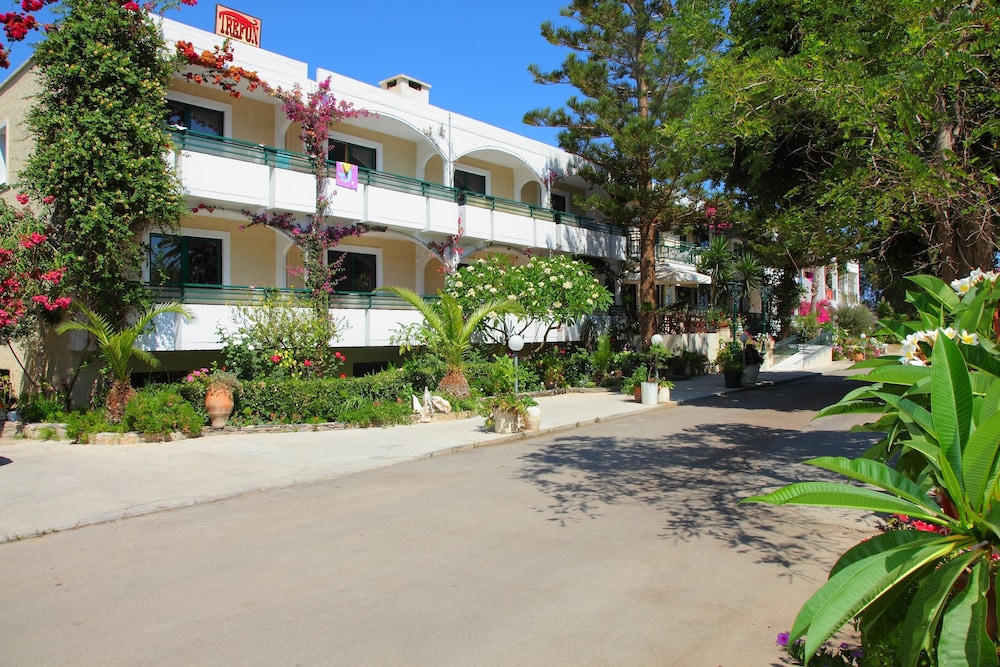 Trefon Hotel Apartments and Family Suites 3/73