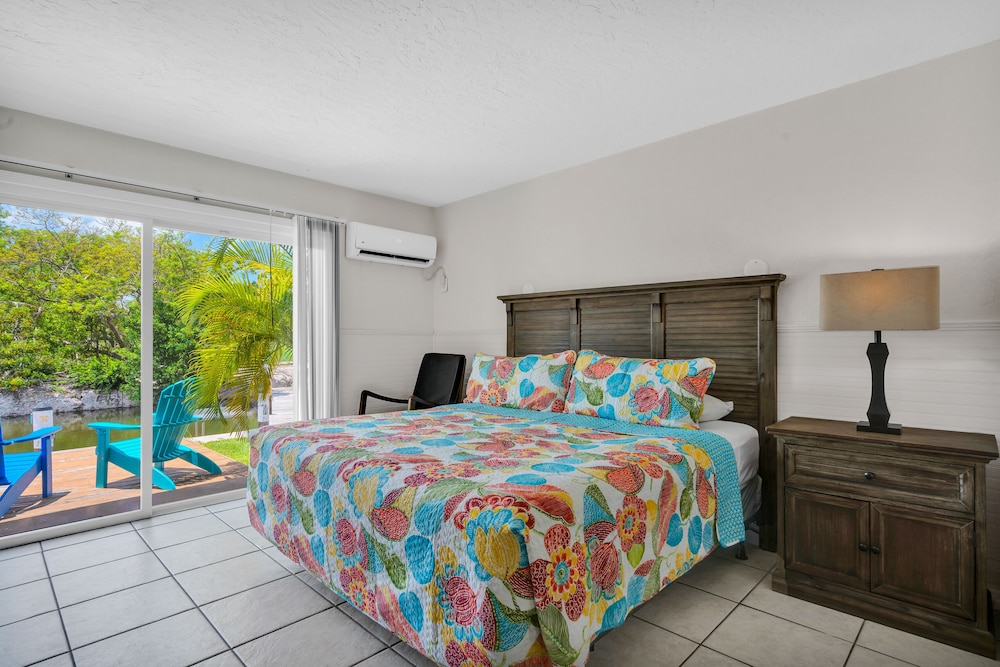Island, King Bed, Canal View