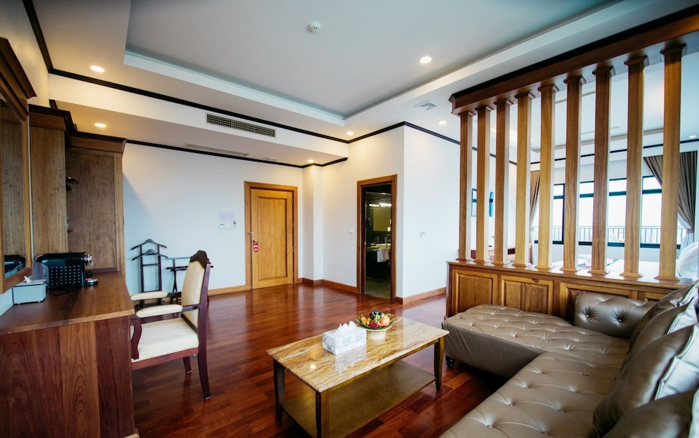 Sisombat Plaza Hotel 55/71