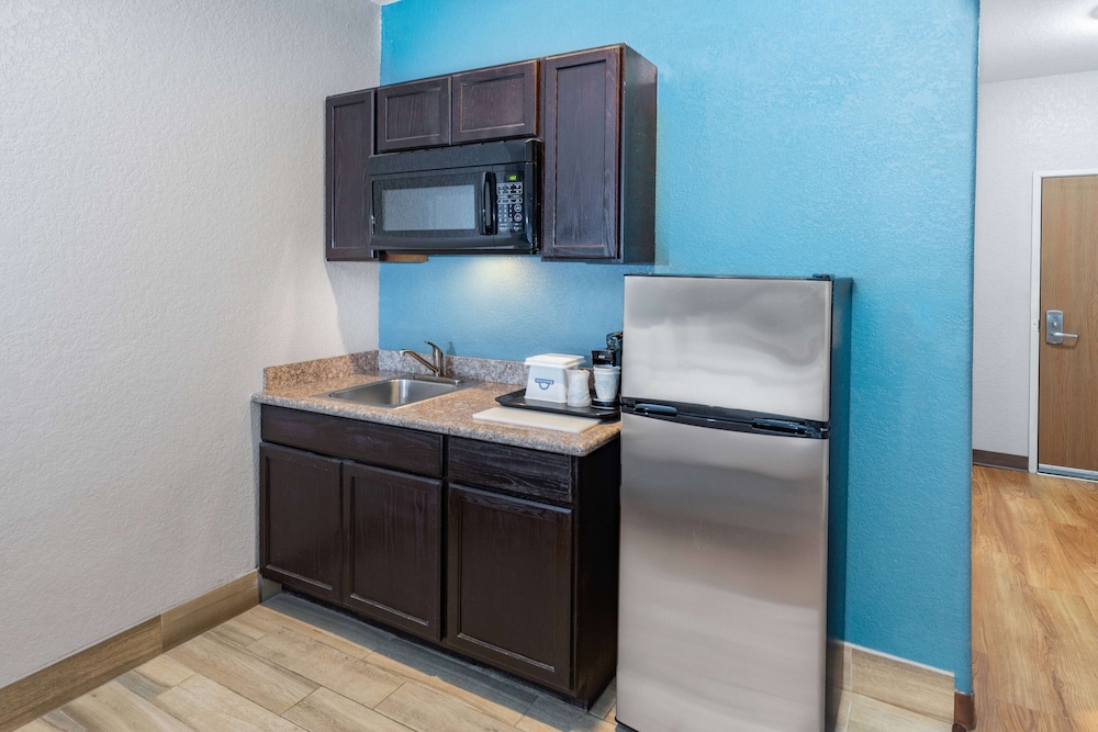 Days Inn & Suites by Wyndham San Antonio near Frost Bank Ctr 6/42