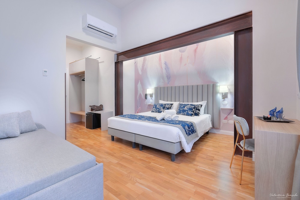 Hotel Cosmos 12/48