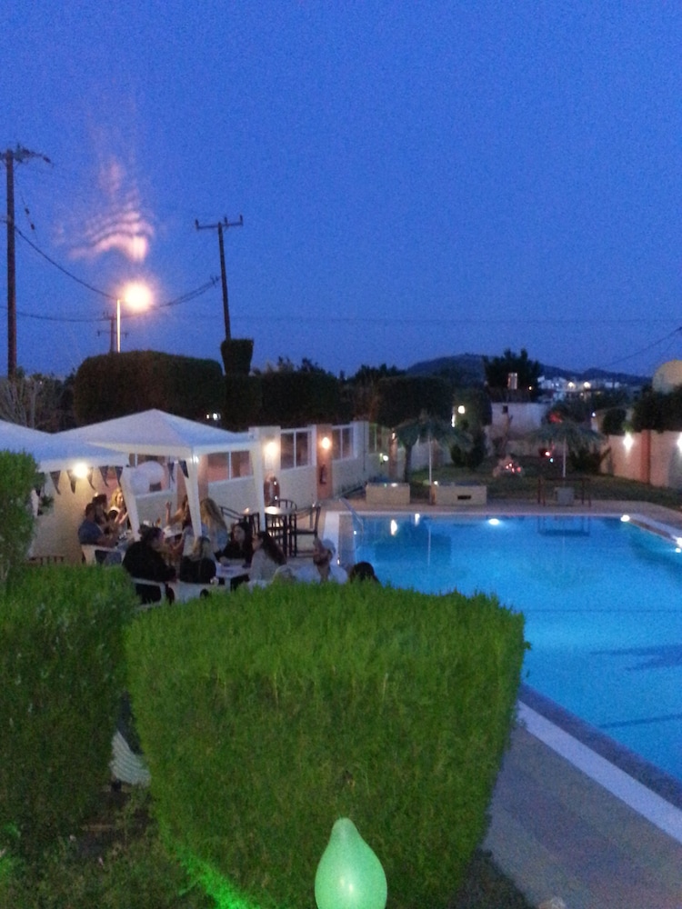Maroula Blue Studios And Suites 67/70