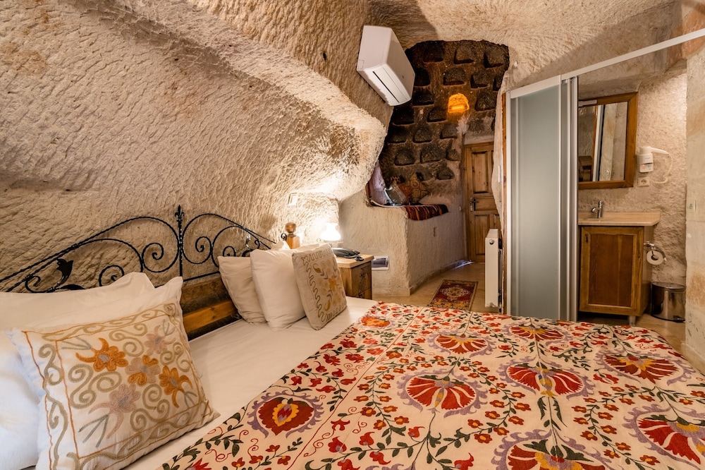 Amber Cave Suites 17/76